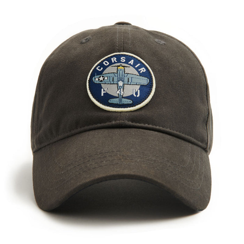Casquette gris anthracite avec écusson représentant l'avion Corsair cousu sur l'avant
