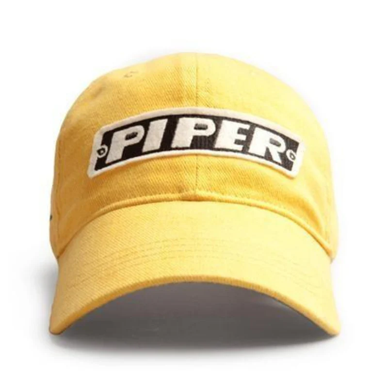 casquette piper jaune avec logo Piper brodé noir et blanc