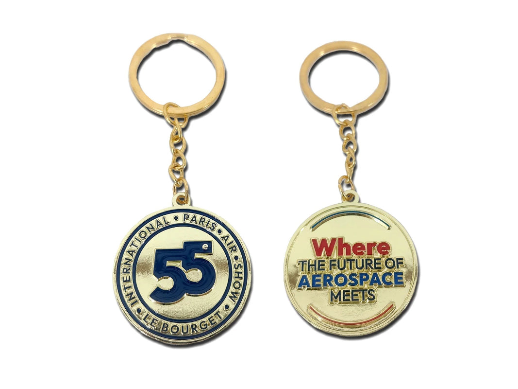 Porte clé doré "Where the future of aerospace meets" pour le 55e salon international de l'air et de l'espace au Bourget en 20258