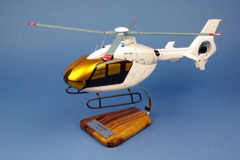 Maquette en bois de l'hélicoptère EC-135