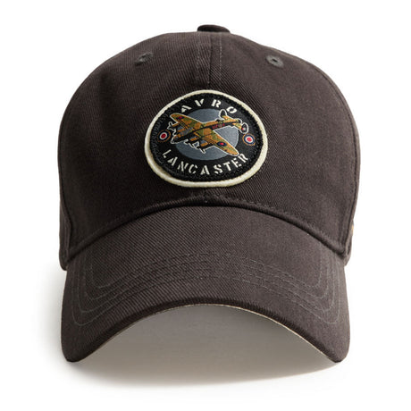Casquette en coton gris anthracite avecun écuson de l'avion Avro Lancaster cousu sur l'avant