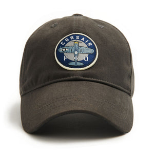 Casquette gris anthracite avec écusson représentant l'avion Corsair cousu sur l'avant