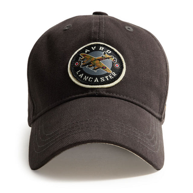 Casquette en coton gris anthracite avecun écuson de l'avion Avro Lancaster cousu sur l'avant
