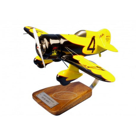 Maquette en bois de l'avion Gee Bee Z tiré de la bande dessinée Godspeed par Romain Hugault.