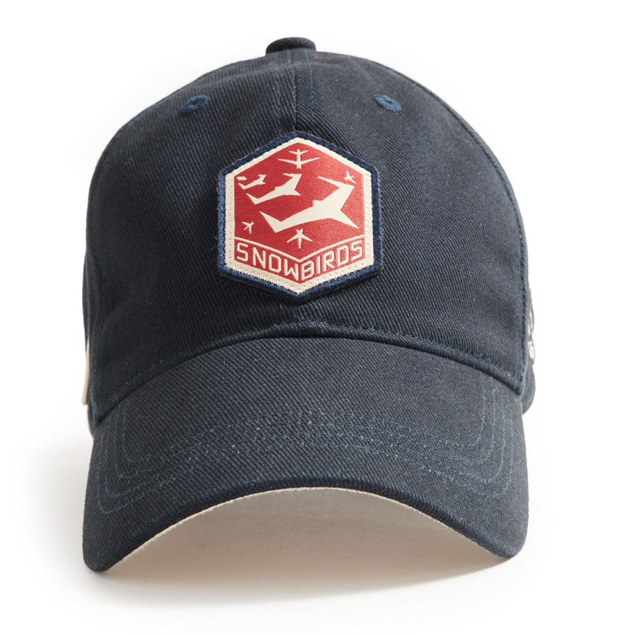 Casquette bleu marine avec écusson Snowbird rouge cousu sur l'avant